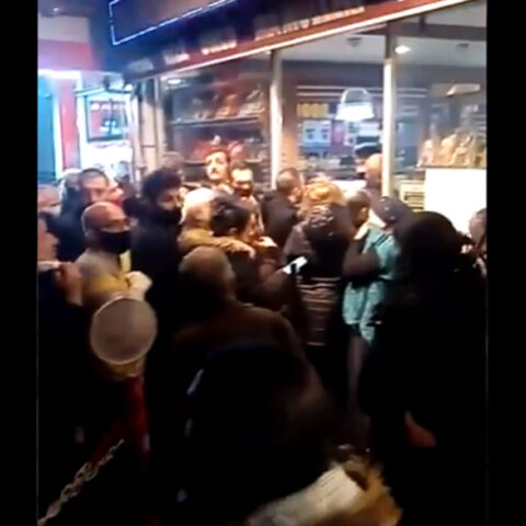 Τουρκία - Κορωνοϊός: Συνωστισμός, ένταση και ξύλο λίγο πριν από την επιβολή της απαγόρευσης κυκλοφορίας σε Κωνσταντινούπολη και Άγκυρα