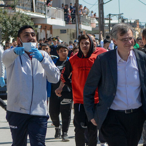 Κορωνοϊός - Λάρισα: Επίσκεψη του Σωτήρη Τσιόδρα στον οικισμό των Ρομά στη Νέα Σμύρνη