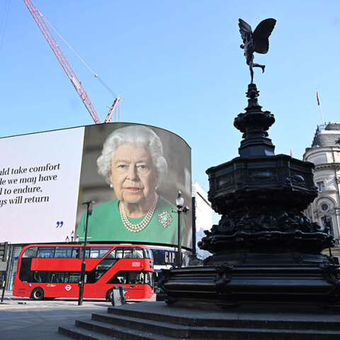 Κορωνοϊός: «Το φως νικά το σκοτάδι» αναφέρει στο συγκινητικό πασχαλινό της μήνυμα η βασίλισσα Ελισάβετ