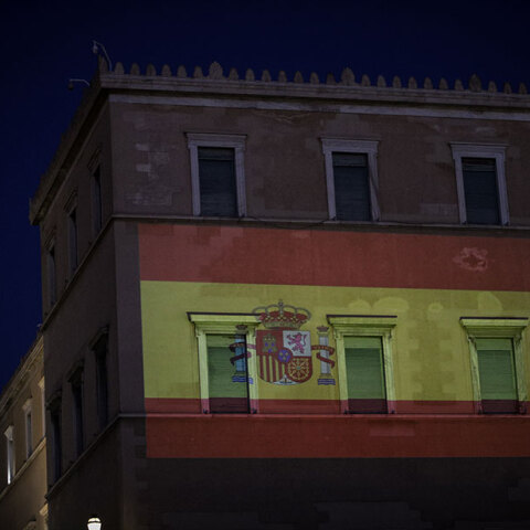 Κορωνοϊός: Η σημαία της Ισπανίας στην πρόσοψη της Βουλής των Ελλήνων