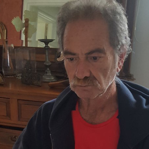 Ο συγγραφέας Γρηγόρης Αζαριάδης στο σπίτι του