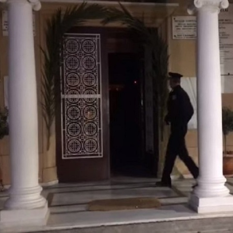 Αστυνομικός μπαίνει στην εκκλησία στο Κουκάκι