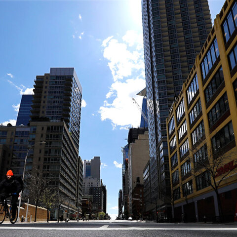 «Έρημη» πόλη η Νέα Υόρκη - Ξεπέρασαν τους 10.000 οι νεκροί από κορωνοϊό