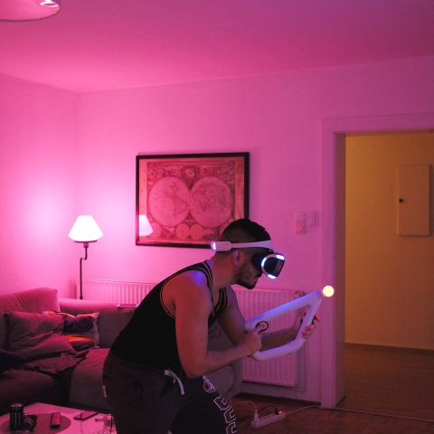 Άνθρωπος που παίζει Playstation μόνος στο σπίτι του