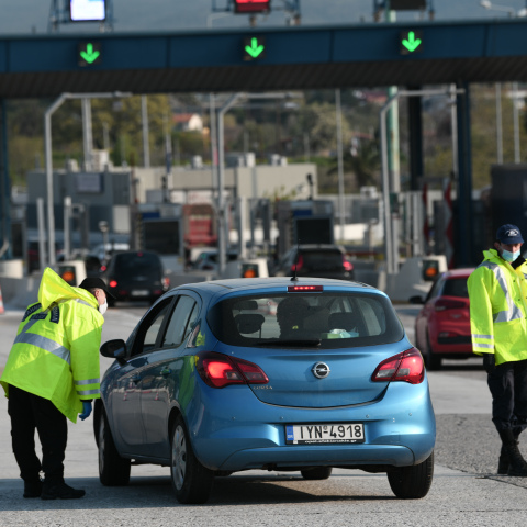 Για τις προσεχείς ώρες προσδιόρισε την έκδοση του 7ετούς ομολόγου ο υπουργός Οικονομικών, Χρήστος Σταϊκούρας, λέγοντας παράλληλα, πως «θα προσπαθήσουμε να αντλήσουμε έξτρα χρήματα από τις αγορές με ικανοποιητικούς όρους». Ο ίδιος, «φωτογράφισε» και το ύψο