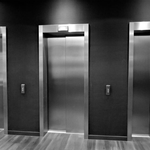 Ο υπουργός Υγείας της Γερμανίας ζητά από τον κόσμο να τηρεί αποστάσεις και μπήκε σε ασανσέρ νοσοκομείου με άλλα 13 άτομα