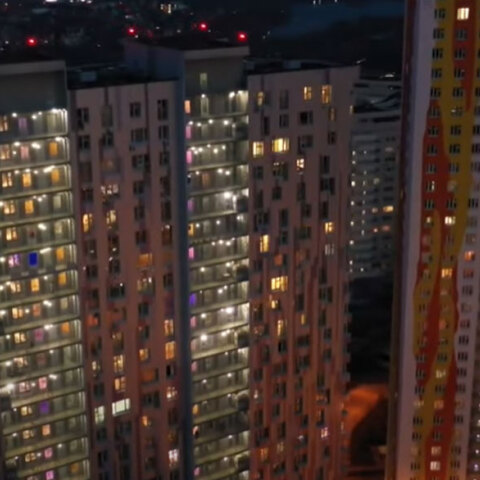 Κορωνοϊός: Στη Μόσχα αναβοσβήνουν τα φώτα για να πουν ευχαριστώ στους γιατρούς