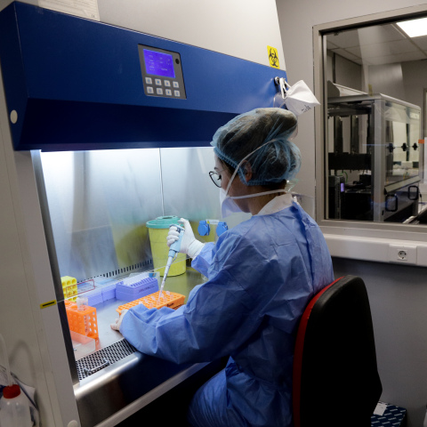 Σύμβουλος του Τραμπ υπονοεί ότι ο κορωνοϊός δεν είναι νέος 