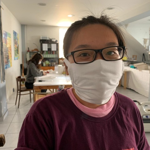 Γυναίκα με χειρουργική μάσκα