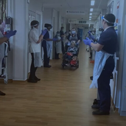 Η Κόνι Τίτσεν είναι 106 ετών και νίκησε τον κορωνοϊό - Εξιτήριο με χειροκροτήματα