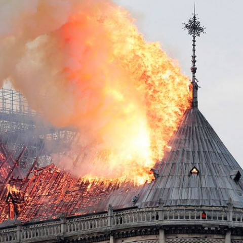  Φωτιά στην Παναγία των Παρισίων