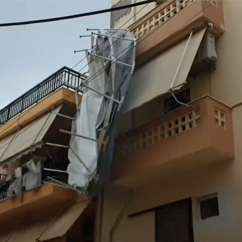 Κρήτη: Πλαστική πισίνα «απογειώθηκε» λόγω του αέρα από την ταράτσα πολυκατοικίας και έπεσε σε καλώδια της ΔΕΗ