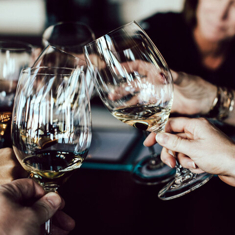 7 wine e-shops για να ψωνίσεις τα πασχαλινά κρασιά