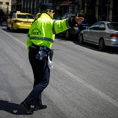 Από το Μεγάλο Σάββατο έως και τη Δευτέρα του Πάσχα, μόνο δύο άτομα ανά όχημα στην κατ' εξαίρεση μετακίνηση για παροχή Βοήθειας (κωδικός Β4)