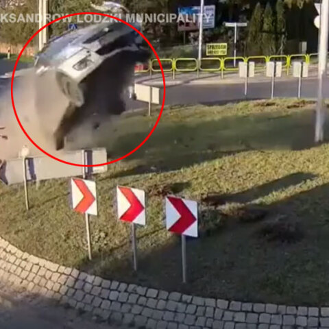 Τροχαίο: Η στιγμή που ΙΧ «εκτοξεύεται» πάνω από κυκλική πλατεία στην Πολωνία