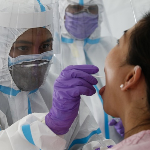 Ο κορωνοϊός μεταδίδεται πριν εμφανιστούν τα συμπτώματα