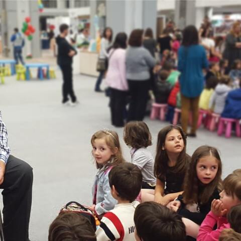 Tο Χαμόγελο του Παιδιού αύξησε τις δράσεις του την περίοδο του κορωνοϊού και μας ζητά μια μεγάλη εικονική αγκαλιά αυτό το Πάσχα