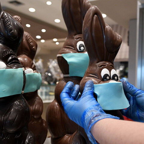 Σοκολατένια λαγουδάκια με μάσκες λόγω κορωνοϊού