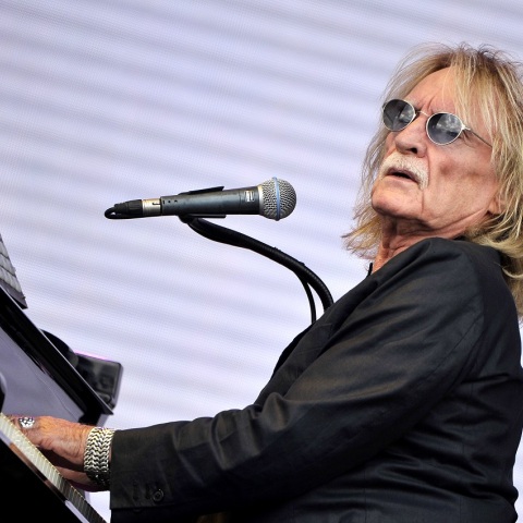 Ο Γάλλος τραγουδιστής Κριστόφ, ερμηνευτής των μεγάλων επιτυχιών "Aline", "Mots Bleus" και "Oh! Mon Amour" πέθανε σε ηλικία 74 ετών, ανακοίνωσε η σύζυγός του