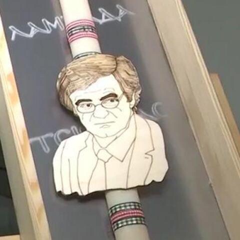 Ο Σωτήρης Τσιόδρας, ο επιστήμονας που μας ενημερώνει καθημερινά για την πορεία του κορωνοϊού στη χώρα, αποτέλεσε έμπνευση για τον βιοτέχνη Παναγιώτη Παπασημάκη, ο οποίος τον έκανε λαμπάδα