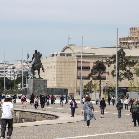 Οι Θεσσαλονικείς δεν απέφυγαν τις βόλτες στην παραλία τη Μεγάλη Παρασκευή παρά τον κίνδυνο του κορωνοϊού 