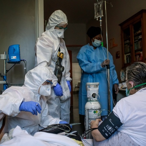 Η Ευρώπη καταγράφει περισσότερα από 100.000 θύματα από τον κορωνοϊό