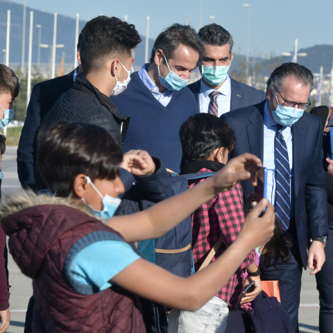 Στην αναχώρηση των ασυνόδευτων ανηλίκων ο Μητσοτάκης