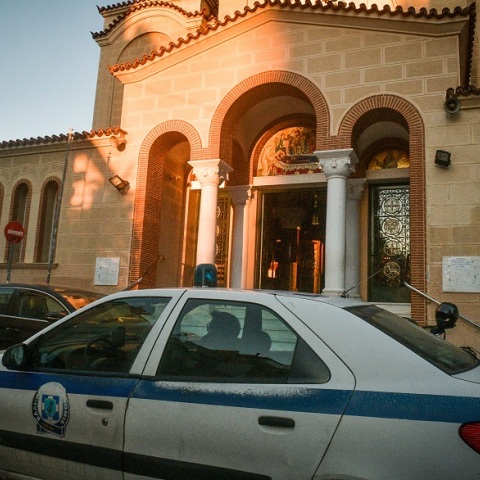 Περιπολικό έξω από εκκλησία - Φωτογραφία Αρχείου