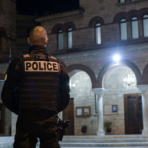 Κλειστές παρέμειναν οι εκκλησίες το βράδυ της Ανάστασης