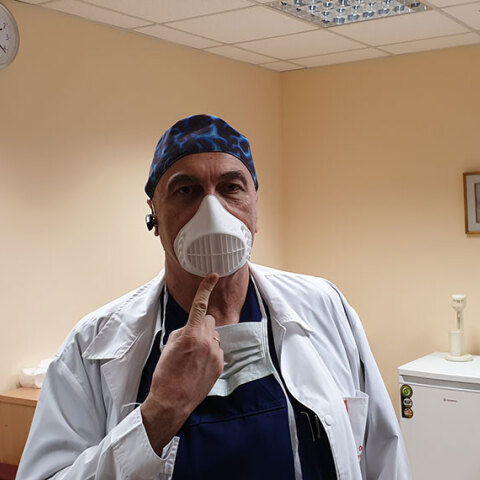 Ο δ/ντής της Γ' Χειρουργικής Κλινικής του ΑΧΕΠΑ, καθ. Ισαάκ Κεσίσογλου φορά τη νέα πρωτοποριακή μάσκα
