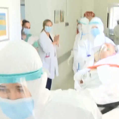 Η δυνατή στιγμή που 79χρονος βγαίνει από την Εντατική στη Θεσσαλονίκη