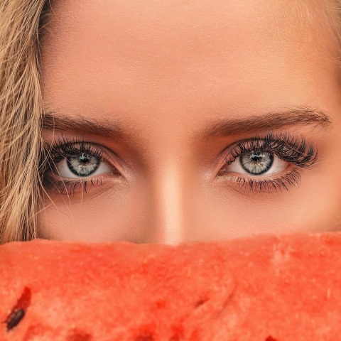 Πρόσωπο κοπέλας με πράσινα μάτια και έντονες βλεφαρίδες