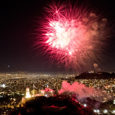 Ανάσταση 2020 στην Αθήνα - Πυροτεχνήματα πάνω από τον Λυκαβηττό