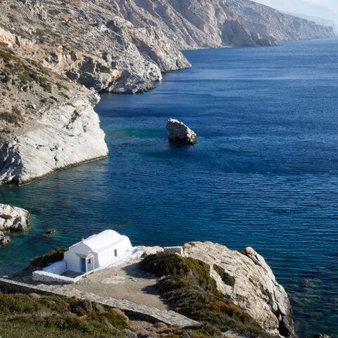 Εικόνα από το σημείο όπου γυρίστηκε το «Απέραντο Γαλάζιο», στην Αγία Άννα κάτω από το Μοναστήρι της Παναγίας της Χοζοβιώτισσας στην Αμοργό