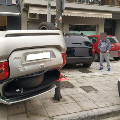 Τα πάνω-κάτω στη Λάρισα: «Τούμπαρε» αυτοκίνητο στο πεζοδρόμιο έπειτα από τροχαίο