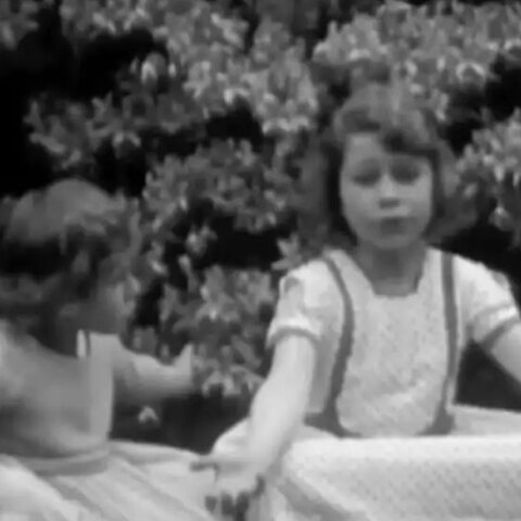 Σπάνια βίντεο από την παιδική ηλικία της βασίλισσας Ελισάβετ με αφορμή τα σημερινά της γενέθλια - Έγινε 94 ετών