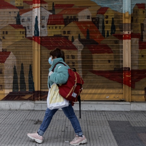 Γυναίκα περπατάει με μάσκα στο κέντρο της Αθήνας