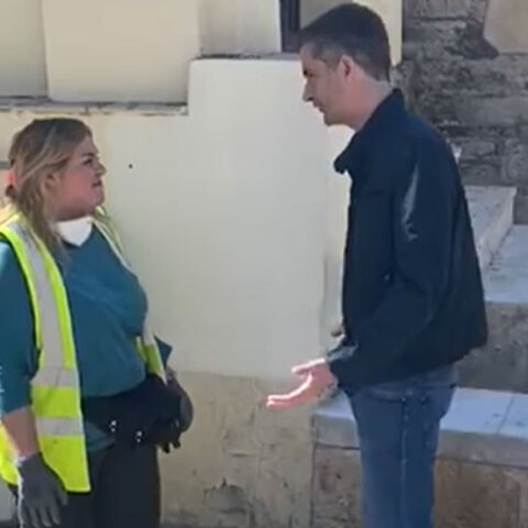 Υπάλληλος στον Δήμο Αθηναίων βρήκε μια τσάντα με 19.000 ευρώ και την παρέδωσε στην αστυνομία