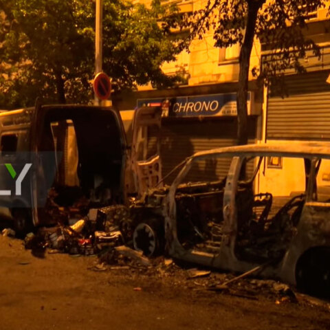 Βομβαρδισμένο τοπίο συνοικίες στο Παρίσι - Άγριο ξύλο μεταξύ αστυνομικών και νεαρών στους δρόμους της γαλλικής πρωτεύουσας