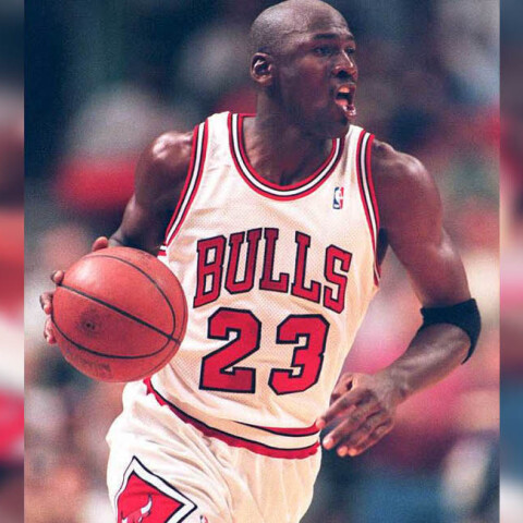 Ο Μάικλ Τζόρνταν με τη φανέλα των Chicago Bulls