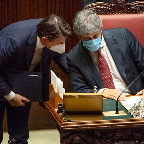 Κορωνοϊός: Με προστατευτική μάσκα ο πρωθυπουργός της Ιταλίας Τζουζέπε Κόντε