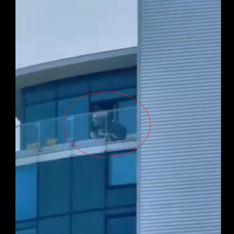 Συναγερμός στο Ην. Βασίλειο: Άνδρας με όπλο σε μπαλκόνι στο Κεντ 