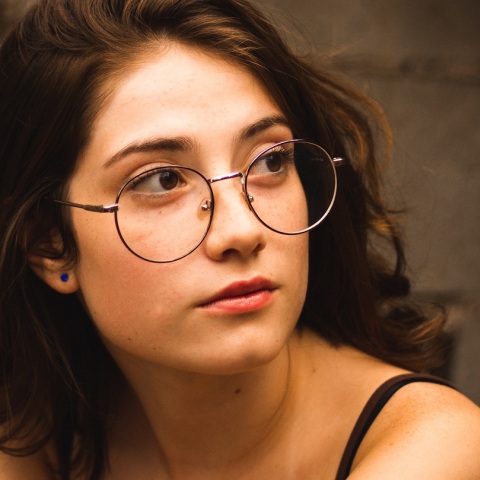 Κοπέλα με γυαλιά οράσεως