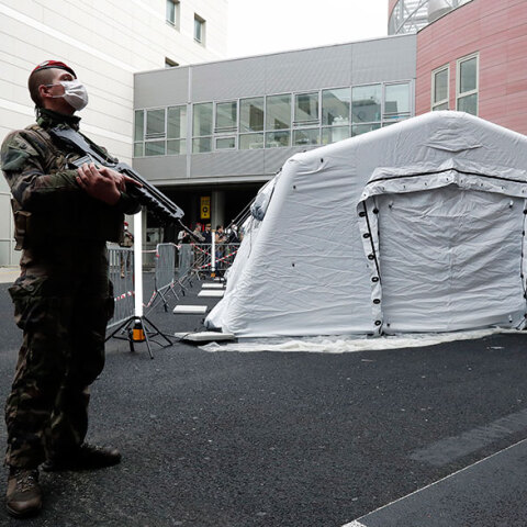 Πάνω από 21.800 τα θύματα του κορωνοϊού στη Γαλλία