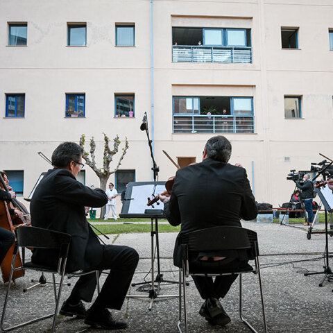 Τα Μουσικά Σύνολα της ΕΡΤ στον προαύλιο χώρο στο νοσοκομείο «Αττικόν»