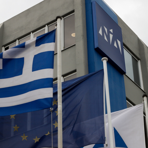 Φωτογραφήθηκε με σημαία της χούντας και διεγράφη από τη ΝΔ 