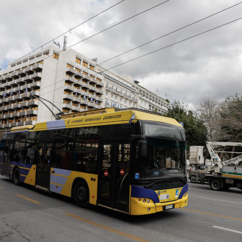 Υποχρεωτική, ίσως, η χρήση μάσκας στα μέσα μεταφοράς 