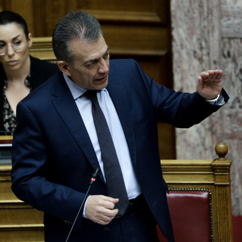 Ανέβηκαν οι τόνοι στη Βουλή για τα voucher 