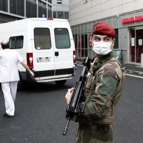 389 νέοι νεκροί στη Γαλλία από κορωνοϊό