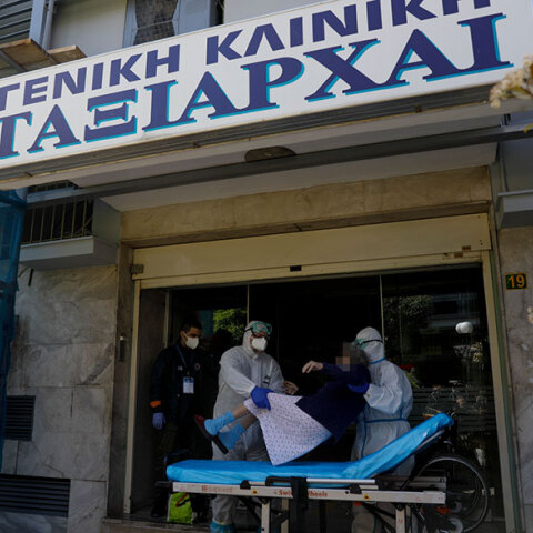 Ασθενείς μεταφέρονται από την κλινική «Ταξιάρχα» στο Περιστέρι